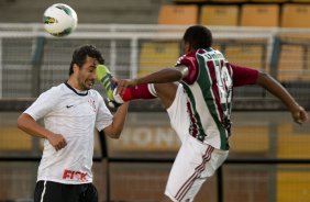 Douglas e Digao durante a partida entre Corinthians x Fluminense, realizada esta tarde no estdio do Pacaembu, vlida pela 1 rodada do Campeonato Brasileiro de 2012