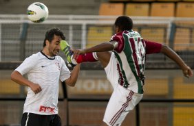 Douglas e Digao durante a partida entre Corinthians x Fluminense, realizada esta tarde no estádio do Pacaembu, válida pela 1ª rodada do Campeonato Brasileiro de 2012
