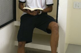 Marquinhos le a Biblia nos vestiários antes da partida entre Corinthians x Fluminense, realizada esta tarde no estádio do Pacaembu, válida pela 1ª rodada do Campeonato Brasileiro de 2012