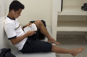 Matheuzinho le a Biblia nos vestiários antes da partida entre Corinthians x Fluminense, realizada esta tarde no estádio do Pacaembu, válida pela 1ª rodada do Campeonato Brasileiro de 2012