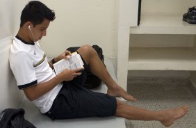 Matheuzinho le a Biblia nos vestirios antes da partida entre Corinthians x Fluminense, realizada esta tarde no estdio do Pacaembu, vlida pela 1 rodada do Campeonato Brasileiro de 2012