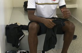 O estrante Adilson nos vestiários antes da partida entre Corinthians x Fluminense, realizada esta tarde no estádio do Pacaembu, válida pela 1ª rodada do Campeonato Brasileiro de 2012