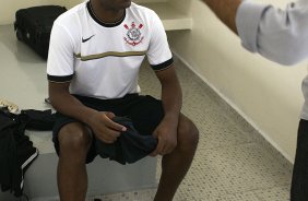 O estreante Adilson nos vestirios antes da partida entre Corinthians x Fluminense, realizada esta tarde no estdio do Pacaembu, vlida pela 1 rodada do Campeonato Brasileiro de 2012