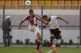 Samuel e Liedson durante a partida entre Corinthians x Fluminense, realizada esta tarde no estádio do Pacaembu, válida pela 1ª rodada do Campeonato Brasileiro de 2012