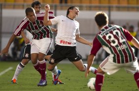 Wallace derruba Willian durante a partida entre Corinthians x Fluminense, realizada esta tarde no estádio do Pacaembu, válida pela 1ª rodada do Campeonato Brasileiro de 2012