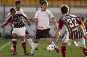 Wallace derruba Willian durante a partida entre Corinthians x Fluminense, realizada esta tarde no estádio do Pacaembu, válida pela 1ª rodada do Campeonato Brasileiro de 2012