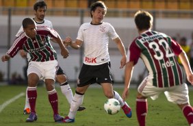 Wallace derruba Willian durante a partida entre Corinthians x Fluminense, realizada esta tarde no estdio do Pacaembu, vlida pela 1 rodada do Campeonato Brasileiro de 2012