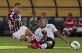 Wallace e Douglas durante a partida entre Corinthians x Fluminense, realizada esta tarde no estádio do Pacaembu, válida pela 1ª rodada do Campeonato Brasileiro de 2012
