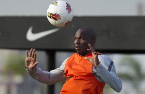 Adilson durante o treino realizado esta tarde no CT Joaquim Grava, localizado no Parque Ecológico do Tiete. O próximo jogo da equipe será quarta-feira a noite, dia 23/05, contra o Vasco da Gama, no Pacaembu, jogo de volta pela Copa Libertadores de América 2012