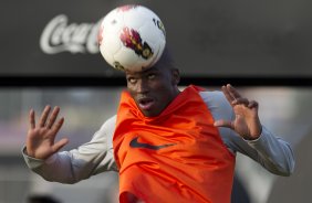 Adilson durante o treino realizado esta tarde no CT Joaquim Grava, localizado no Parque Ecológico do Tiete. O próximo jogo da equipe será quarta-feira a noite, dia 23/05, contra o Vasco da Gama, no Pacaembu, jogo de volta pela Copa Libertadores de América 2012