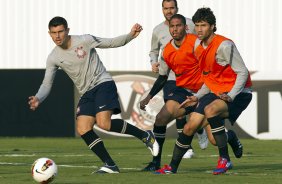 Alex, Danilo, Wallace e Felipe durante o treino realizado esta tarde no CT Joaquim Grava, localizado no Parque Ecológico do Tiete. O próximo jogo da equipe será quarta-feira a noite, dia 23/05, contra o Vasco da Gama, no Pacaembu, jogo de volta pela Copa Libertadores de América 2012