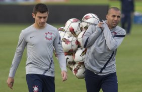 Alex e Emerson durante o treino realizado esta tarde no CT Joaquim Grava, localizado no Parque Ecolgico do Tiete. O prximo jogo da equipe ser quarta-feira a noite, dia 23/05, contra o Vasco da Gama, no Pacaembu, jogo de volta pela Copa Libertadores de Amrica 2012