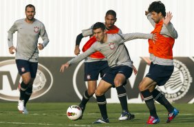 Danilo, Alex, Wallace e Felipe durante o treino realizado esta tarde no CT Joaquim Grava, localizado no Parque Ecológico do Tiete. O próximo jogo da equipe será quarta-feira a noite, dia 23/05, contra o Vasco da Gama, no Pacaembu, jogo de volta pela Copa Libertadores de América 2012