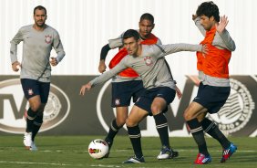 Danilo, Alex, Wallace e Felipe durante o treino realizado esta tarde no CT Joaquim Grava, localizado no Parque Ecolgico do Tiete. O prximo jogo da equipe ser quarta-feira a noite, dia 23/05, contra o Vasco da Gama, no Pacaembu, jogo de volta pela Copa Libertadores de Amrica 2012