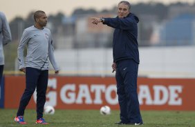 Emerson e Tite durante o treino realizado esta tarde no CT Joaquim Grava, localizado no Parque Ecológico do Tiete. O próximo jogo da equipe será quarta-feira a noite, dia 23/05, contra o Vasco da Gama, no Pacaembu, jogo de volta pela Copa Libertadores de América 2012