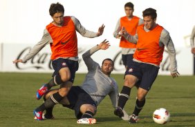 Felipe, Danilo e Giovani durante o treino realizado esta tarde no CT Joaquim Grava, localizado no Parque Ecológico do Tiete. O próximo jogo da equipe será quarta-feira a noite, dia 23/05, contra o Vasco da Gama, no Pacaembu, jogo de volta pela Copa Libertadores de América 2012
