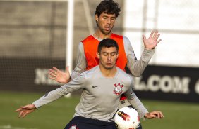 Felipe e Alex durante o treino realizado esta tarde no CT Joaquim Grava, localizado no Parque Ecológico do Tiete. O próximo jogo da equipe será quarta-feira a noite, dia 23/05, contra o Vasco da Gama, no Pacaembu, jogo de volta pela Copa Libertadores de América 2012