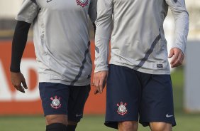 Jorge Henrique e Alessandro durante o treino realizado esta tarde no CT Joaquim Grava, localizado no Parque Ecolgico do Tiete. O prximo jogo da equipe ser quarta-feira a noite, dia 23/05, contra o Vasco da Gama, no Pacaembu, jogo de volta pela Copa Libertadores de Amrica 2012