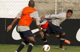 Paulinho durante o treino realizado esta tarde no CT Joaquim Grava, localizado no Parque Ecológico do Tiete. O próximo jogo da equipe será quarta-feira a noite, dia 23/05, contra o Vasco da Gama, no Pacaembu, jogo de volta pela Copa Libertadores de América 2012