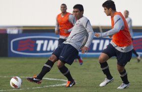 Paulinho e Airton durante o treino realizado esta tarde no CT Joaquim Grava, localizado no Parque Ecológico do Tiete. O próximo jogo da equipe será quarta-feira a noite, dia 23/05, contra o Vasco da Gama, no Pacaembu, jogo de volta pela Copa Libertadores de América 2012