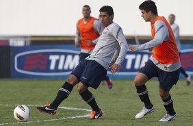 Paulinho e Airton durante o treino realizado esta tarde no CT Joaquim Grava, localizado no Parque Ecolgico do Tiete. O prximo jogo da equipe ser quarta-feira a noite, dia 23/05, contra o Vasco da Gama, no Pacaembu, jogo de volta pela Copa Libertadores de Amrica 2012