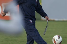 Tite durante o treino realizado esta tarde no CT Joaquim Grava, localizado no Parque Ecolgico do Tiete. O prximo jogo da equipe ser quarta-feira a noite, dia 23/05, contra o Vasco da Gama, no Pacaembu, jogo de volta pela Copa Libertadores de Amrica 2012