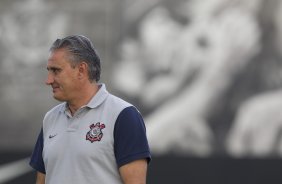 Tite durante o treino realizado esta tarde no CT Joaquim Grava, localizado no Parque Ecolgico do Tiete. O prximo jogo da equipe ser quarta-feira a noite, dia 23/05, contra o Vasco da Gama, no Pacaembu, jogo de volta pela Copa Libertadores de Amrica 2012