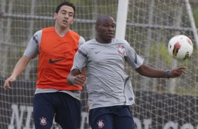 Chicão e Adilson durante o treino realizado esta tarde no CT Joaquim Grava, localizado no Parque Ecológico do Tiete. O próximo jogo da equipe será amanhã, quarta-feira a noite, dia 23/05, contra o Vasco da Gama, no Pacaembu, jogo de volta pela Copa Libertadores de América 2012