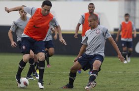 Chicão e Marquinhos durante o treino realizado esta tarde no CT Joaquim Grava, localizado no Parque Ecológico do Tiete. O próximo jogo da equipe será amanhã, quarta-feira a noite, dia 23/05, contra o Vasco da Gama, no Pacaembu, jogo de volta pela Copa Libertadores de América 2012
