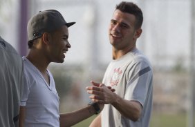 Dentinho veio visitar seus antigos companheiros, brinca com Leandro Castán durante o treino realizado esta tarde no CT Joaquim Grava, localizado no Parque Ecológico do Tiete. O próximo jogo da equipe será amanhã, quarta-feira a noite, dia 23/05, contra o Vasco da Gama, no Pacaembu, jogo de volta pela Copa Libertadores de América 2012