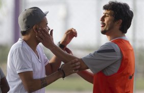 Dentinho veio visitar seus antigos companheiros e brinca com Douglas durante o treino realizado esta tarde no CT Joaquim Grava, localizado no Parque Ecológico do Tiete. O próximo jogo da equipe será amanhã, quarta-feira a noite, dia 23/05, contra o Vasco da Gama, no Pacaembu, jogo de volta pela Copa Libertadores de América 2012