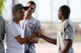 Dentinho veio visitar seus antigos companheiros e cumprimenta Adilson durante o treino realizado esta tarde no CT Joaquim Grava, localizado no Parque Ecológico do Tiete. O próximo jogo da equipe será amanhã, quarta-feira a noite, dia 23/05, contra o Vasco da Gama, no Pacaembu, jogo de volta pela Copa Libertadores de América 2012