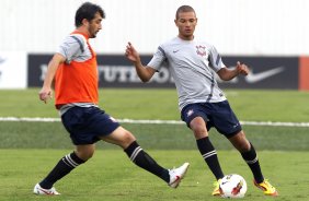 Douglas e Willian Arão durante o treino realizado esta tarde no CT Joaquim Grava, localizado no Parque Ecológico do Tiete. O próximo jogo da equipe será amanhã, quarta-feira a noite, dia 23/05, contra o Vasco da Gama, no Pacaembu, jogo de volta pela Copa Libertadores de América 2012