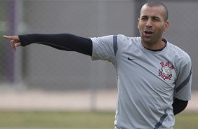 Emerson durante o treino realizado esta tarde no CT Joaquim Grava, localizado no Parque Ecológico do Tiete. O próximo jogo da equipe será amanhã, quarta-feira a noite, dia 23/05, contra o Vasco da Gama, no Pacaembu, jogo de volta pela Copa Libertadores de América 2012