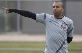 Emerson durante o treino realizado esta tarde no CT Joaquim Grava, localizado no Parque Ecológico do Tiete. O próximo jogo da equipe será amanhã, quarta-feira a noite, dia 23/05, contra o Vasco da Gama, no Pacaembu, jogo de volta pela Copa Libertadores de América 2012