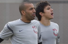 Emerson e Willian durante o treino realizado esta tarde no CT Joaquim Grava, localizado no Parque Ecológico do Tiete. O próximo jogo da equipe será amanhã, quarta-feira a noite, dia 23/05, contra o Vasco da Gama, no Pacaembu, jogo de volta pela Copa Libertadores de América 2012