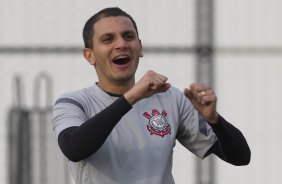Fabio Santos durante o treino realizado esta tarde no CT Joaquim Grava, localizado no Parque Ecológico do Tiete. O próximo jogo da equipe será amanhã, quarta-feira a noite, dia 23/05, contra o Vasco da Gama, no Pacaembu, jogo de volta pela Copa Libertadores de América 2012