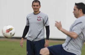 Fabio Santos e Chicão durante o treino realizado esta tarde no CT Joaquim Grava, localizado no Parque Ecológico do Tiete. O próximo jogo da equipe será amanhã, quarta-feira a noite, dia 23/05, contra o Vasco da Gama, no Pacaembu, jogo de volta pela Copa Libertadores de América 2012