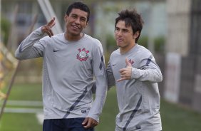 Paulinho e Willian durante o treino realizado esta tarde no CT Joaquim Grava, localizado no Parque Ecológico do Tiete. O próximo jogo da equipe será amanhã, quarta-feira a noite, dia 23/05, contra o Vasco da Gama, no Pacaembu, jogo de volta pela Copa Libertadores de América 2012