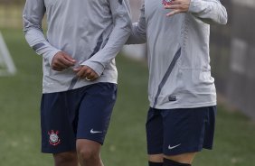 Paulinho e Willian durante o treino realizado esta tarde no CT Joaquim Grava, localizado no Parque Ecológico do Tiete. O próximo jogo da equipe será amanhã, quarta-feira a noite, dia 23/05, contra o Vasco da Gama, no Pacaembu, jogo de volta pela Copa Libertadores de América 2012