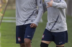 Paulinho e Willian durante o treino realizado esta tarde no CT Joaquim Grava, localizado no Parque Ecológico do Tiete. O próximo jogo da equipe será amanhã, quarta-feira a noite, dia 23/05, contra o Vasco da Gama, no Pacaembu, jogo de volta pela Copa Libertadores de América 2012