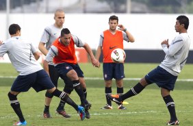 Ralf e Paulinho(d) durante o treino realizado esta tarde no CT Joaquim Grava, localizado no Parque Ecológico do Tiete. O próximo jogo da equipe será amanhã, quarta-feira a noite, dia 23/05, contra o Vasco da Gama, no Pacaembu, jogo de volta pela Copa Libertadores de América 2012