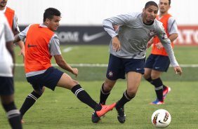 Ramon e Wallacae durante o treino realizado esta tarde no CT Joaquim Grava, localizado no Parque Ecológico do Tiete. O próximo jogo da equipe será amanhã, quarta-feira a noite, dia 23/05, contra o Vasco da Gama, no Pacaembu, jogo de volta pela Copa Libertadores de América 2012