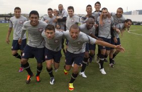 Time sem coletes que ganhou o rachão durante o treino realizado esta tarde no CT Joaquim Grava, localizado no Parque Ecológico do Tiete. O próximo jogo da equipe será amanhã, quarta-feira a noite, dia 23/05, contra o Vasco da Gama, no Pacaembu, jogo de volta pela Copa Libertadores de América 2012