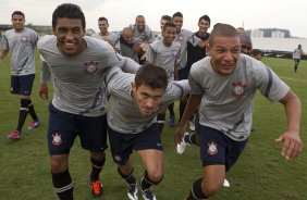 Time sem coletes que ganhou o rachão durante o treino realizado esta tarde no CT Joaquim Grava, localizado no Parque Ecológico do Tiete. O próximo jogo da equipe será amanhã, quarta-feira a noite, dia 23/05, contra o Vasco da Gama, no Pacaembu, jogo de volta pela Copa Libertadores de América 2012