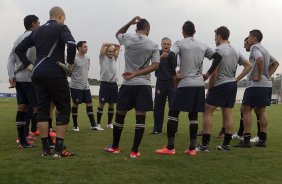 Tite reune os jogadores durante o treino realizado esta tarde no CT Joaquim Grava, localizado no Parque Ecológico do Tiete. O próximo jogo da equipe será amanhã, quarta-feira a noite, dia 23/05, contra o Vasco da Gama, no Pacaembu, jogo de volta pela Copa Libertadores de América 2012