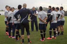 Tite reune os jogadores durante o treino realizado esta tarde no CT Joaquim Grava, localizado no Parque Ecológico do Tiete. O próximo jogo da equipe será amanhã, quarta-feira a noite, dia 23/05, contra o Vasco da Gama, no Pacaembu, jogo de volta pela Copa Libertadores de América 2012