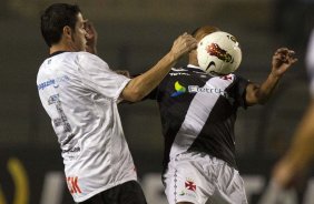 Chico e Alecsandro durante a partida entre Corinthians/Brasil x Vasco da Gama/Brasil, realizada esta noite no estdio do Pacaembu, jogo de volta, vlido pelas quartas de final da Copa Libertadores de Amrica 2012