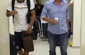 Emerson com o diretor Duilio Monteiro Alves nos vestirios antes da partida entre Corinthians/Brasil x Vasco da Gama/Brasil, realizada esta noite no estdio do Pacaembu, jogo de volta, vlido pelas quartas de final da Copa Libertadores de Amrica 2012