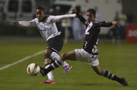 Jorge Henrique e Thiago Feltri durante a partida entre Corinthians/Brasil x Vasco da Gama/Brasil, realizada esta noite no estdio do Pacaembu, jogo de volta, vlido pelas quartas de final da Copa Libertadores de Amrica 2012